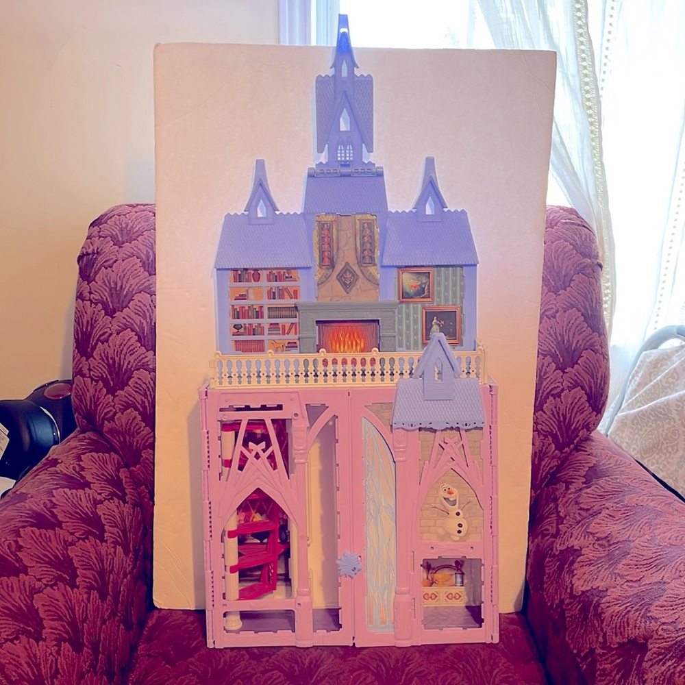 Disney Frozen 2 Portable Arendelle Castle